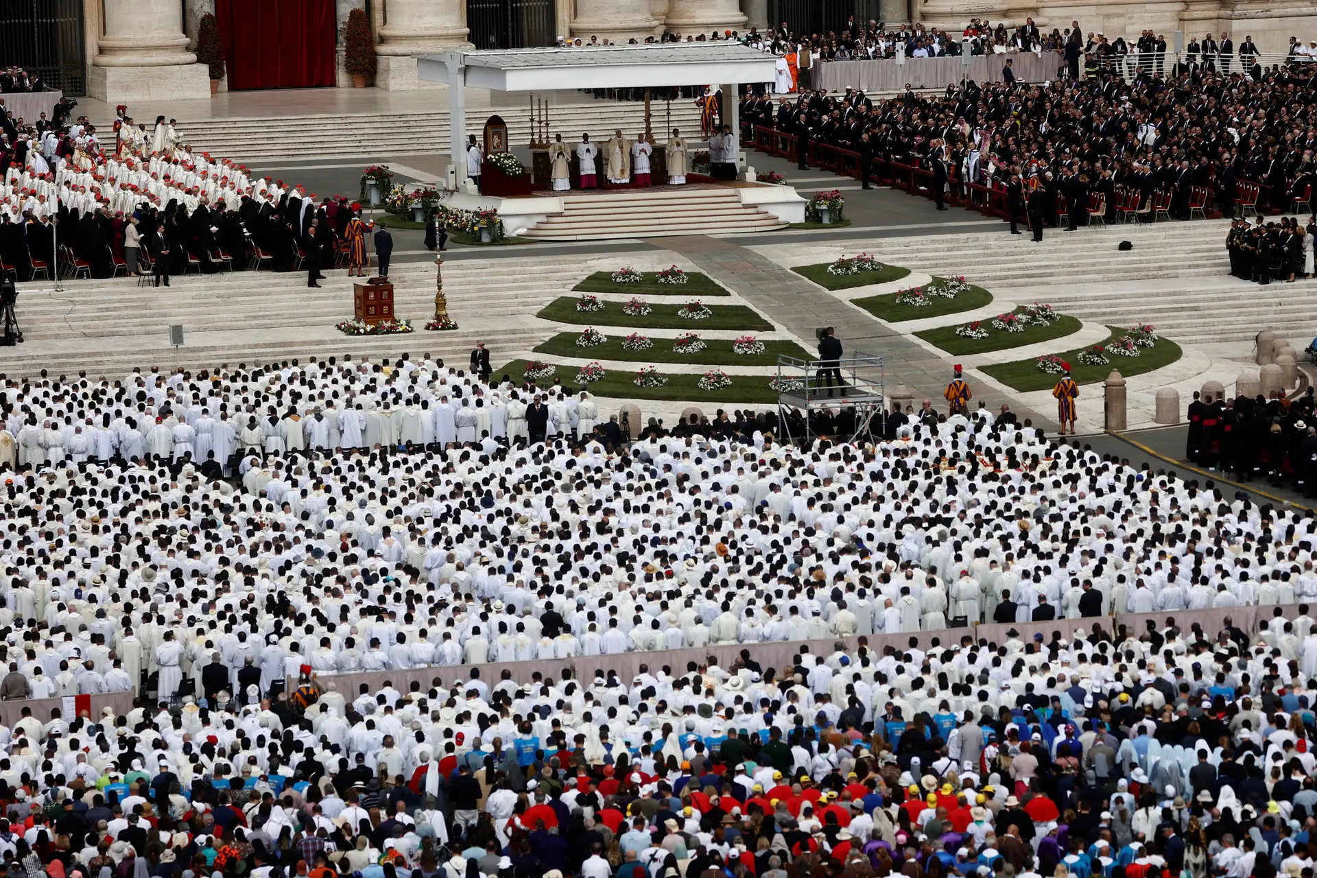 Early Mass: Ukrainian and American representatives in Sao Pedro Square
