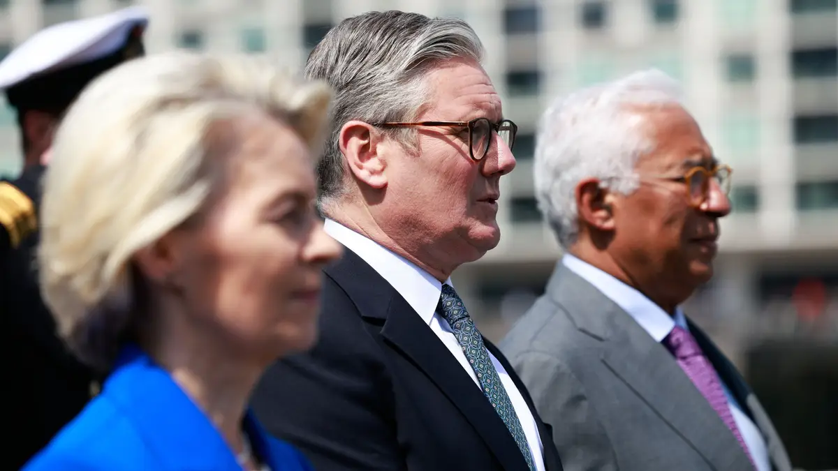 A Presidente da Comissão Europeia, Ursula von der Leyen (esquerda), o Primeiro-Ministro britânico, Keir Starmer (meio) e o Presidente do Conselho Europeu, António Costa (direita) no âmbito da cimeira Reino Unido-UE, em Londres, Grã-Bretanha, a 19 de maio de 2025.