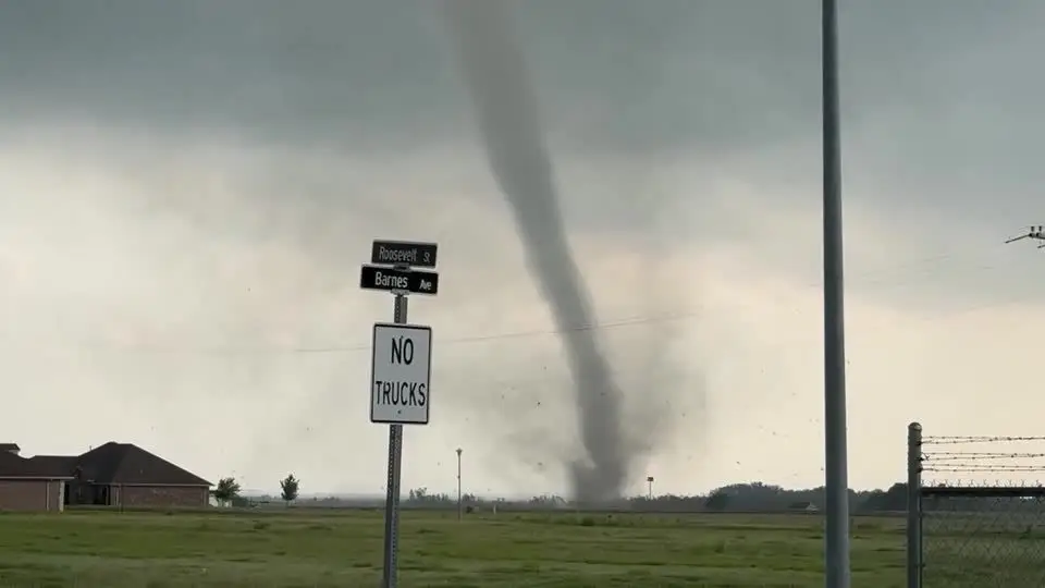 É possível sobreviver dentro de um tornado? Cientista conseguiu, mas tem sorte em estar vivo