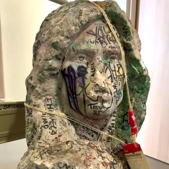 Roubado há 37 anos... busto de Jim Morrison encontrado por acaso