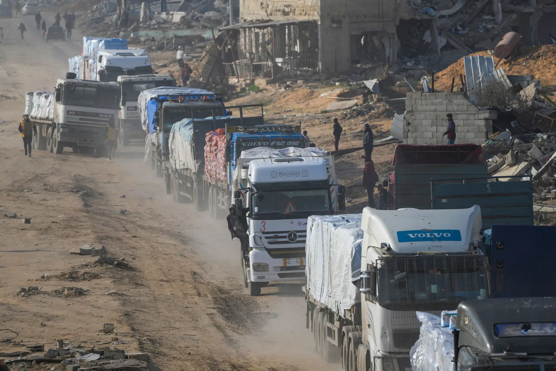 Camiões com ajuda humanitária entram na Faixa de Gaza vindos do Egito, na cidade de Rafah, no sul de Gaza, a 12 de fevereiro de 2025. 