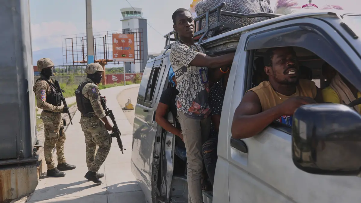 Polícia patrulha um cruzamento em Port-au-Prince, Haiti, sexta-feira, 9 de maio de 2025.