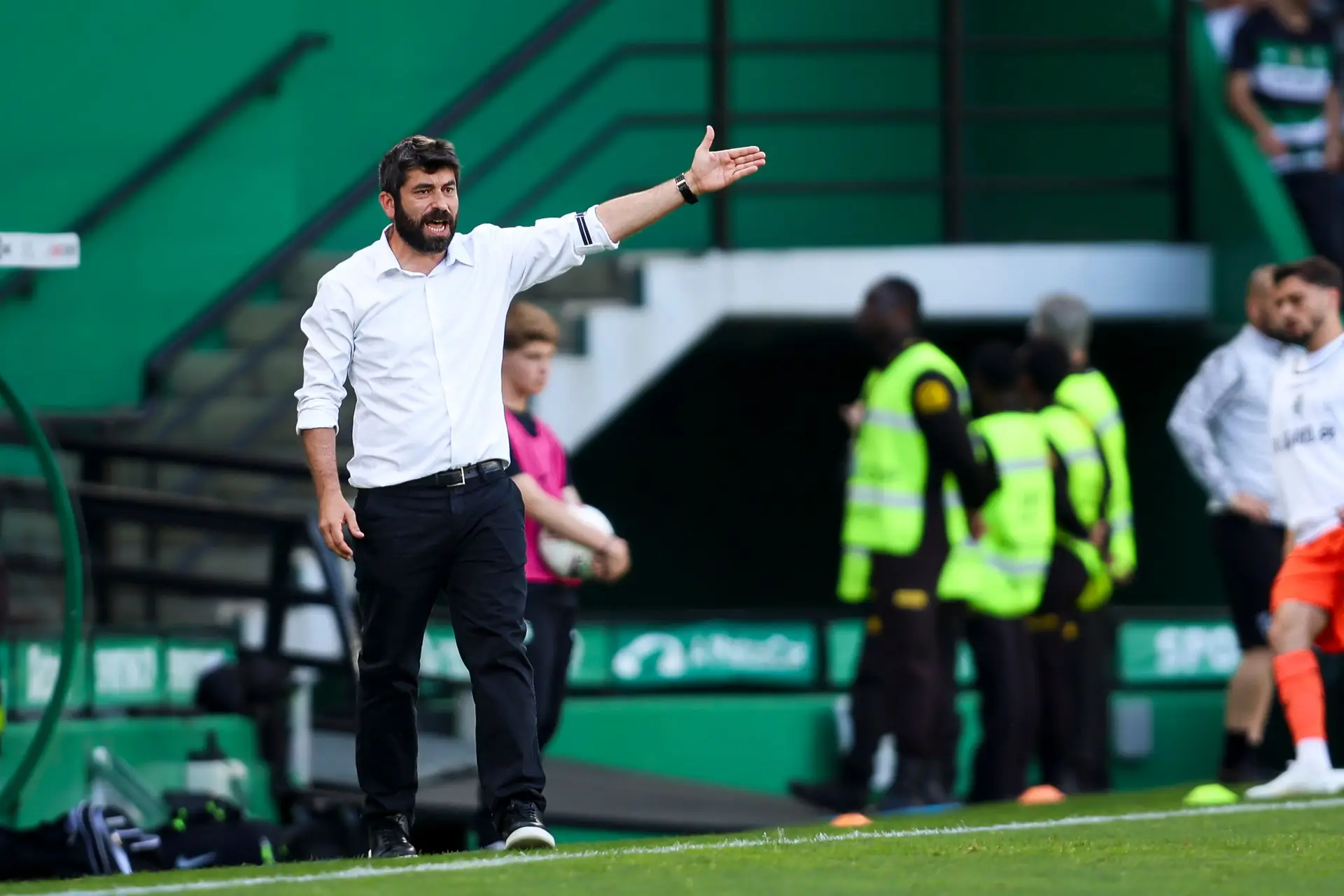 Después de fallar en la búsqueda europea, el entrenador Lose Freer se fue de Vitaria de Guimaries