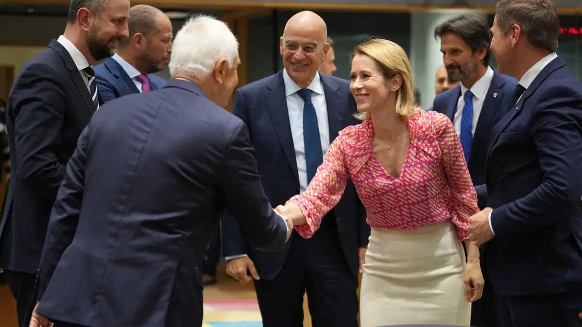 A chefe da política externa da União Europeia, Kaja Kallas, ao centro à direita, cumprimenta o ministro da Defesa da Bulgária, Atanas Zapryanov, ao centro à esquerda, durante uma reunião dos ministros da Defesa da UE no edifício do Conselho Europeu em Bruxelas, terça-feira, 20 de maio de 2025.