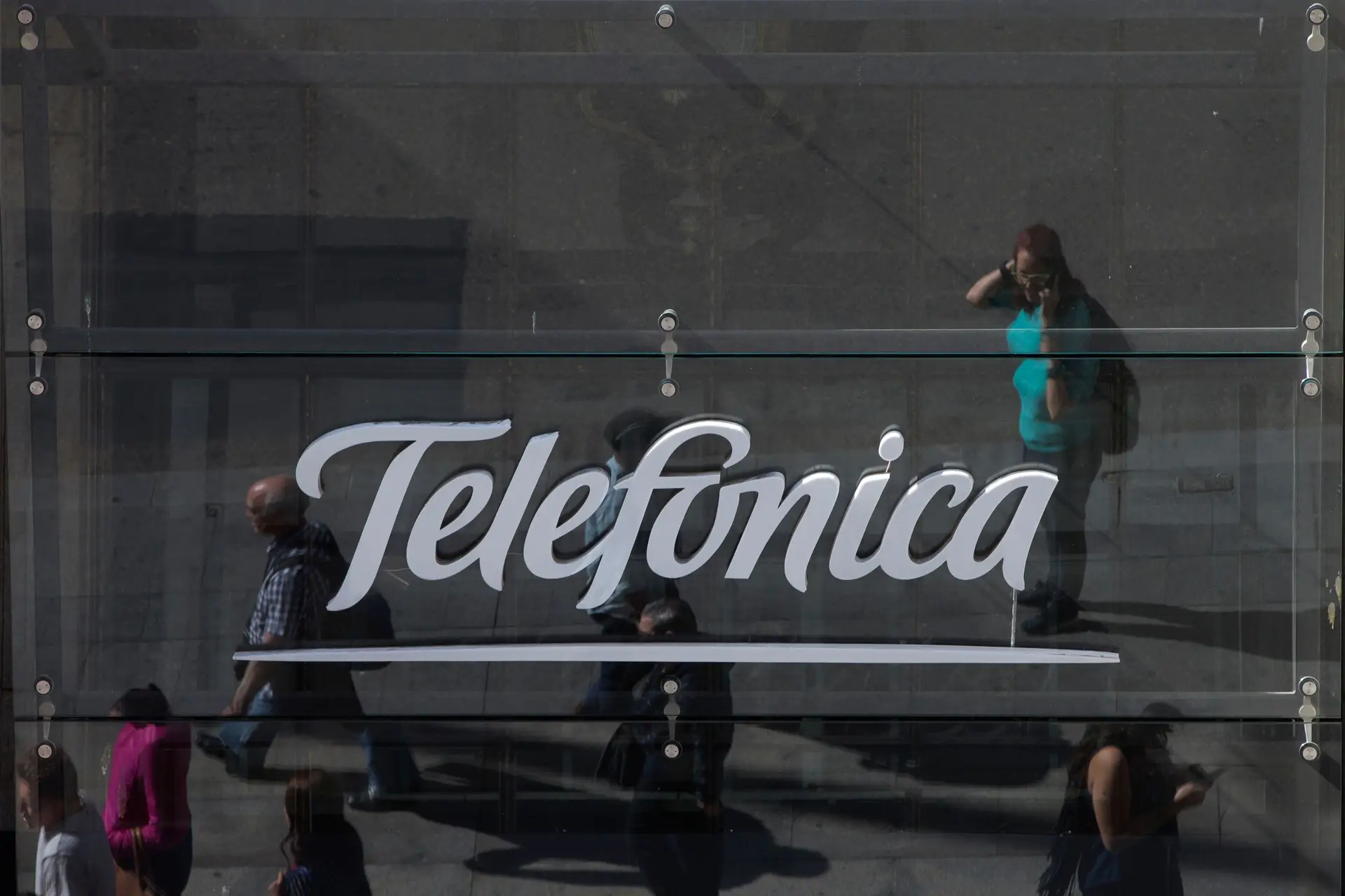 Falha na rede da Telefonica afeta comunicações em Espanha durante horas, incluindo 112