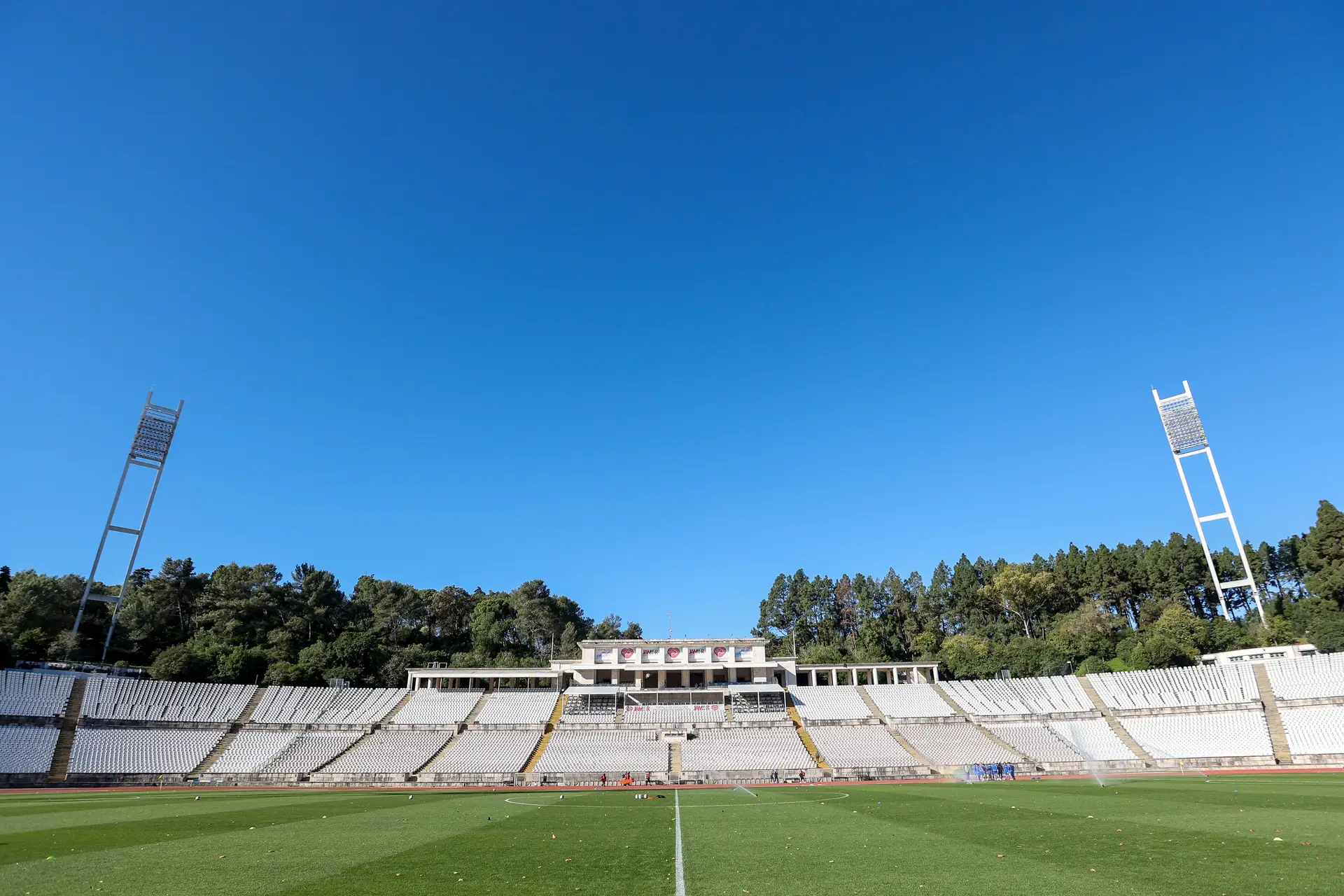 Adepta do Sporting atingida por vidro na Supertaça convidada para ir à final da Taça