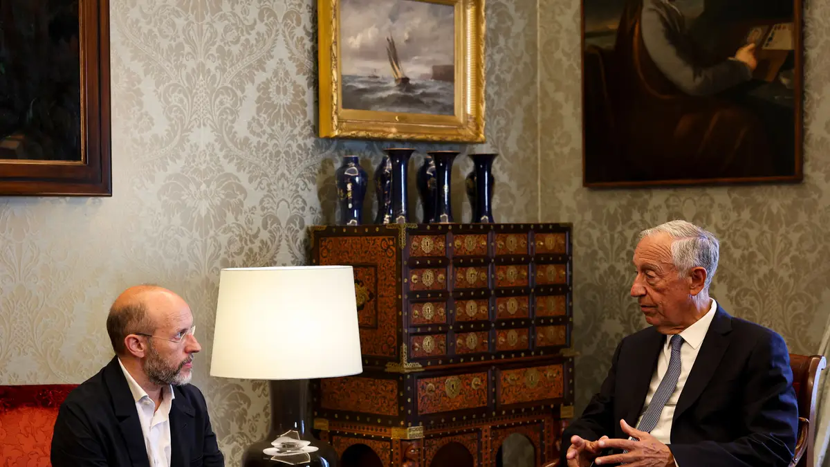 O porta-voz do Livre, Rui Tavares (E), durante a audiência com o Presidente da República, Marcelo Rebelo de Sousa, no Palácio de Belém, em Lisboa, 21 de maio de 2025.