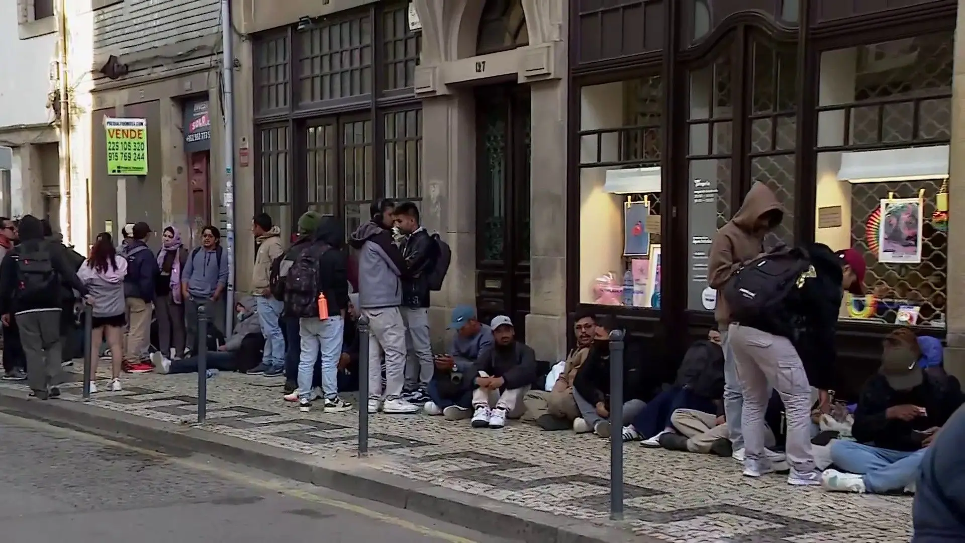 "Tem sido uma luta imensa": centenas de imigrantes continuam a dormir à porta dos serviços consulares