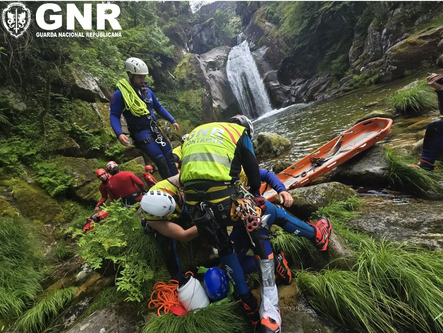 Resgate difícil no Gerês: militares atravessam cascatas e transportam vítima a pé