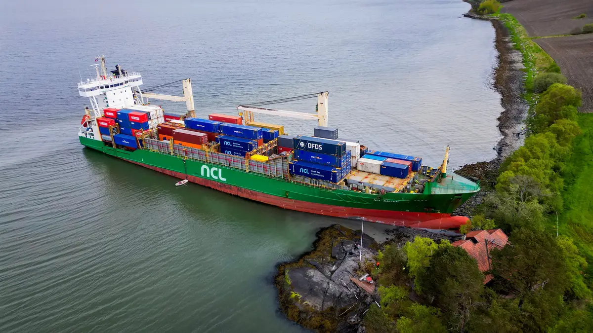 Vista geral do navio porta-contentores de 135 metros de comprimento que encalhou e quase atingiu uma casa no Trondheimsfjord, nos arredores de Byneset, Noruega, em 22 de maio de 2025.