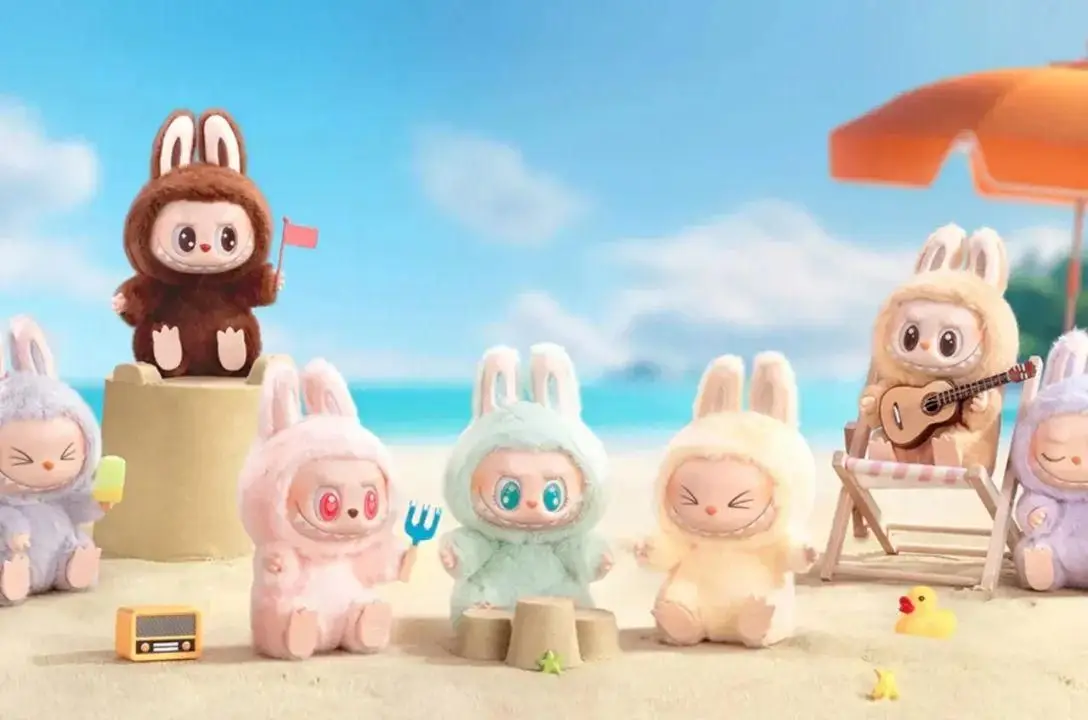 Labobo toys are collected toys made of vinyl and pellet created by Hong Kong Designer Kong Kesing Lung Lung Piriths.