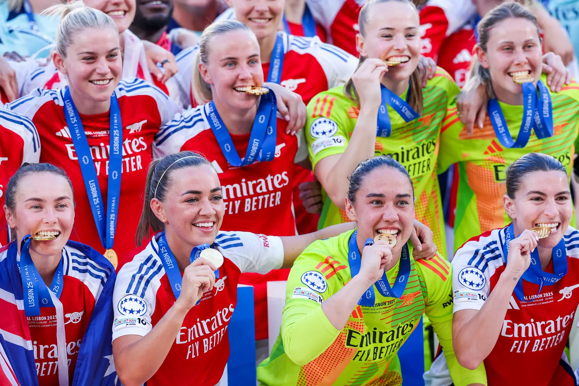 Jogadoras do Arsenal festejam a vitória frente ao Barcelona durante a cerimónia de entrega de prémios da final da UEFA Women's Champions League entre o Arsenal e o Barcelona no Estádio Alvalade XXI em Lisboa, Portugal, 24 de maio de 2025. 