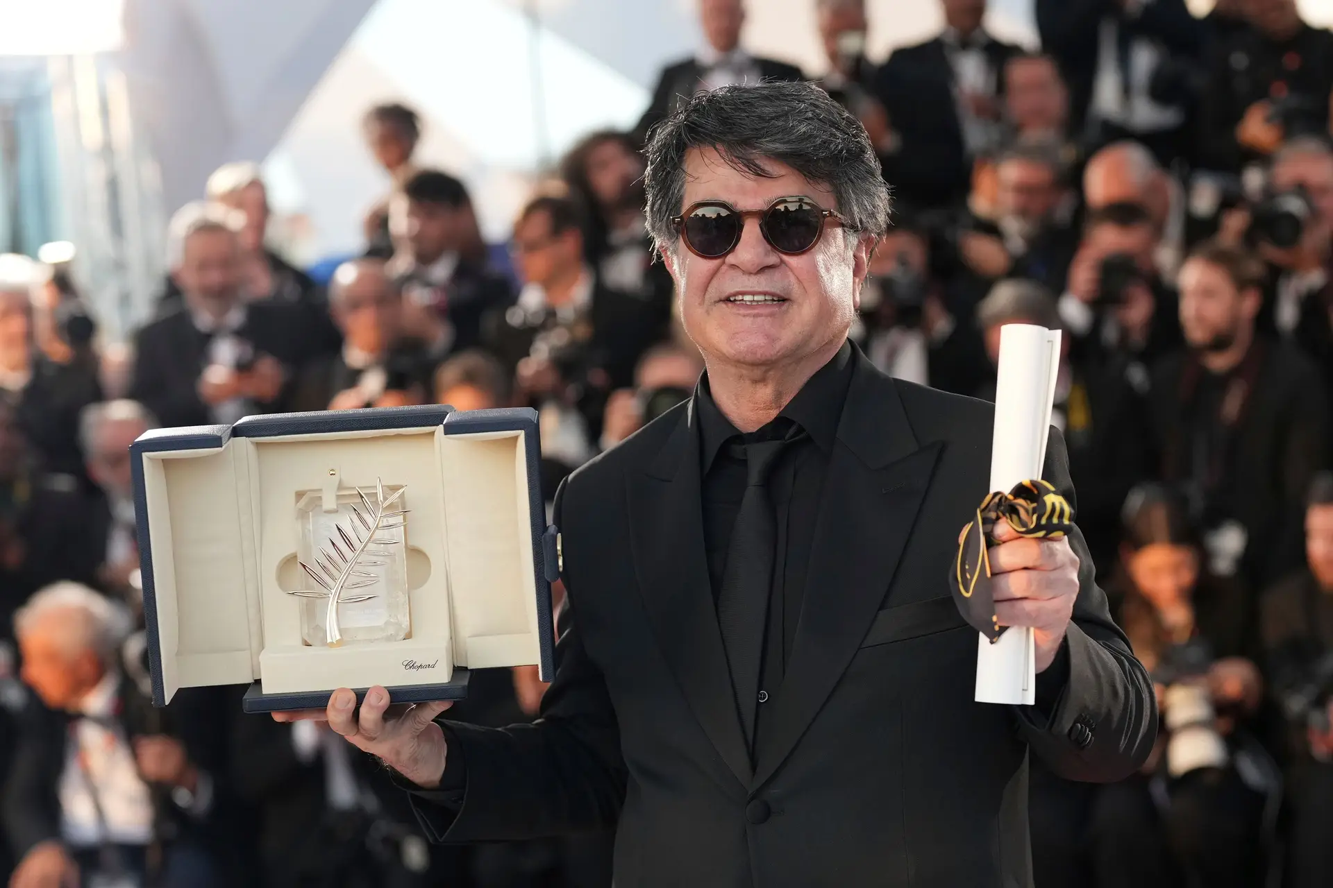 O realizador Jafar Panahi, vencedor da Palma de Ouro pelo filme “Foi Apenas um Acidente”, posa para os fotógrafos durante a sessão fotográfica da cerimónia de entrega dos prémios do 78.º Festival Internacional de Cinema, em Cannes, no sul de França, sábado, 24 de maio de 2025.