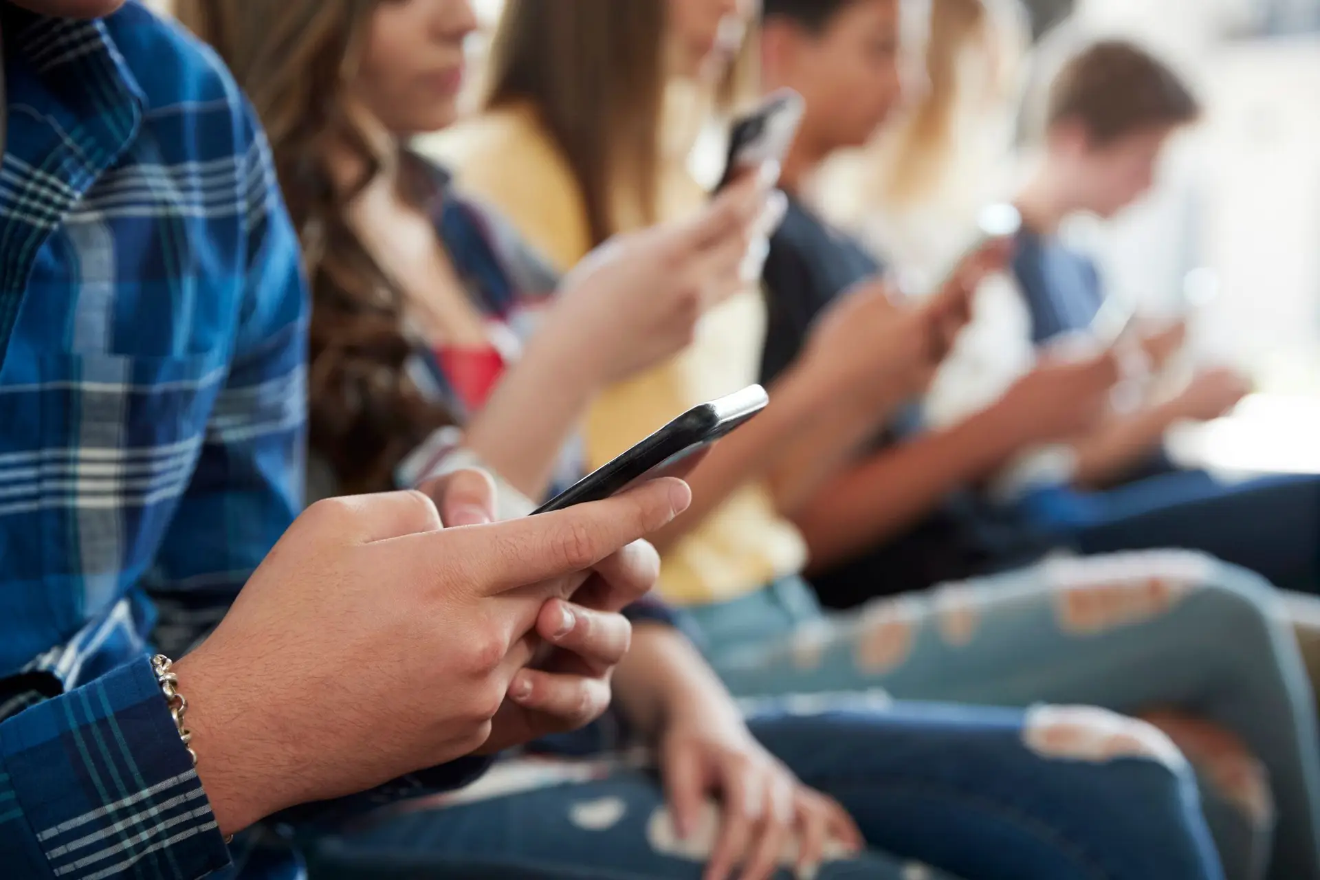 Acabar com telemóveis nas escolas? Há um país onde vão ser obrigatórios nas aulas e cada aluno vai ter conta de IA