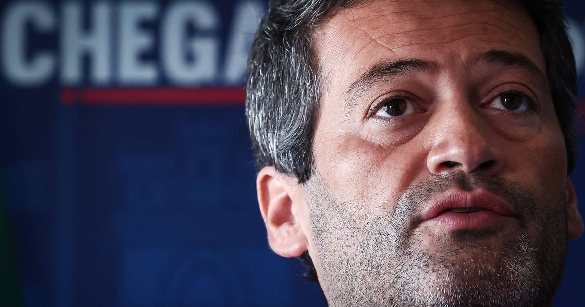 Ação em tribunal para obrigar a retirar cartazes, Ventura pede à justiça que "não se deixe manipular"