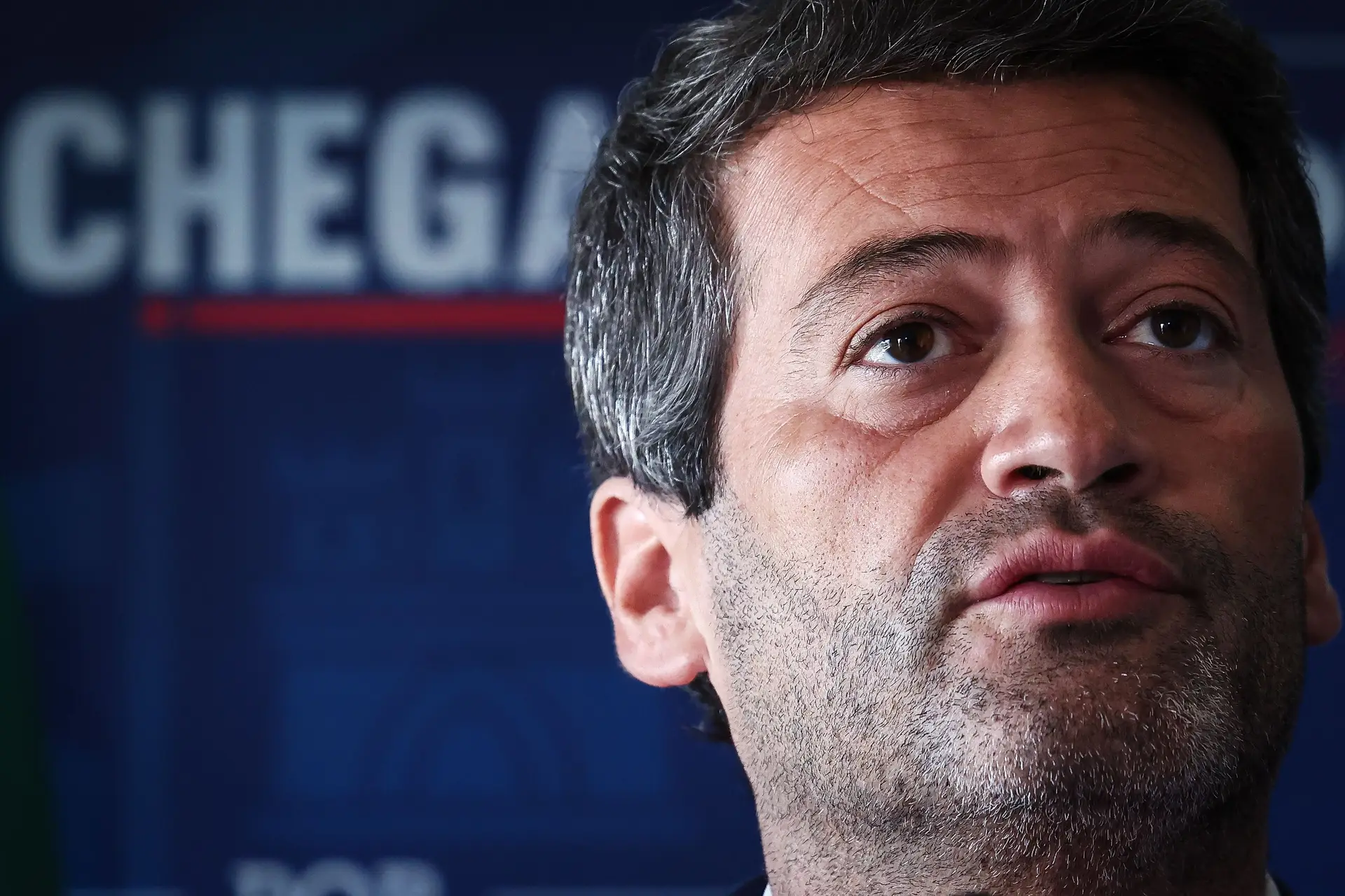 Ação em tribunal para obrigar a retirar cartazes, Ventura pede à justiça que "não se deixe manipular"