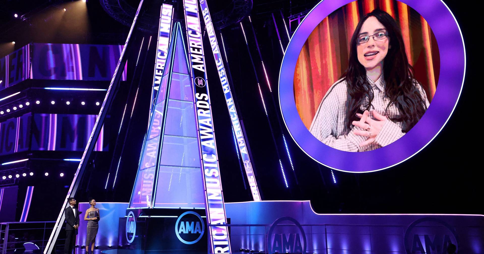 “Billie Eilish BRILHA nos American Music Awards com Medley de Jennifer Lopez: Uma Noite de Emoções e Atrações Imperdíveis!” #ÚltimasNotícias #Portugal
