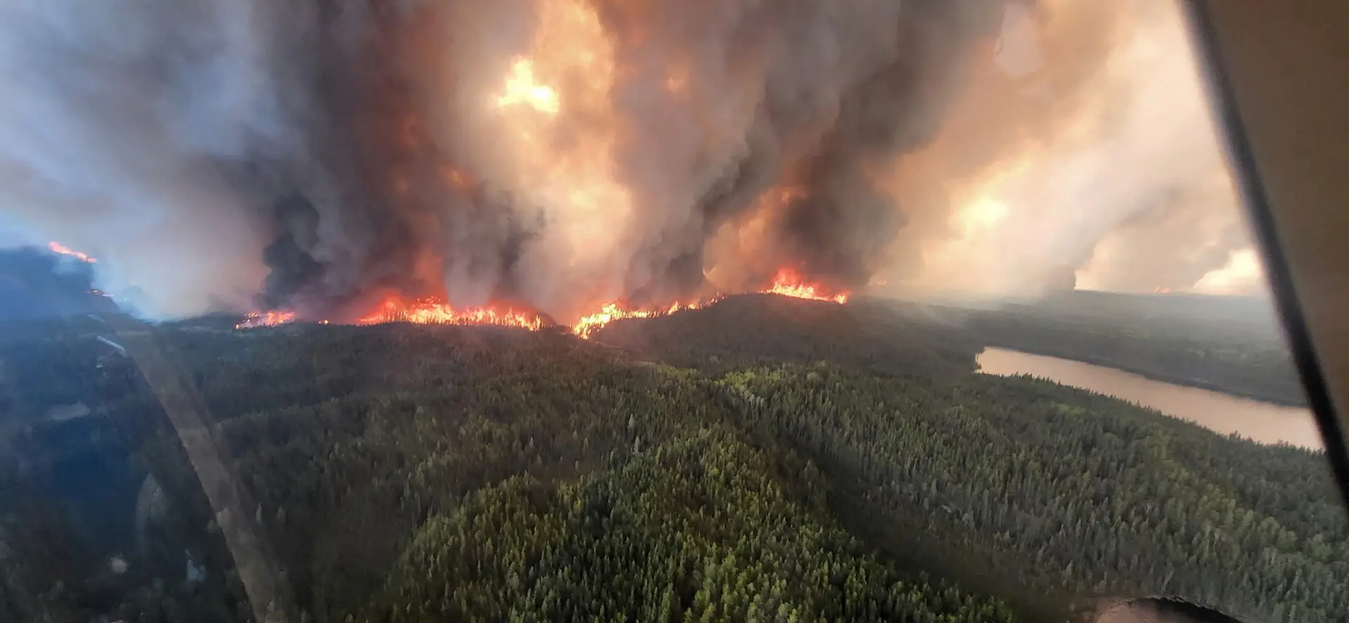 Incêndios florestais no Canadá obrigam a deslocar quatro mil pessoas 
