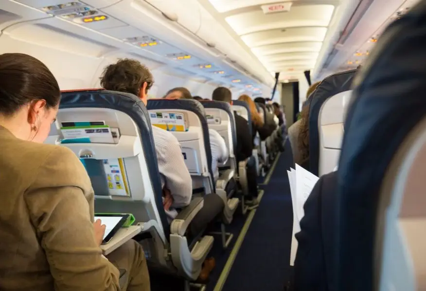 Passageiros apressados pagam caro: companhia aérea turca multa quem se levanta antes do tempo no avião