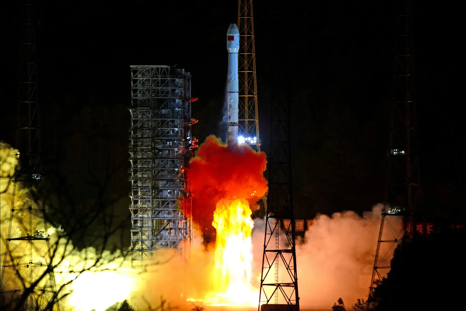 China lança sonda espacial para trazer para a Terra amostras de asteroides