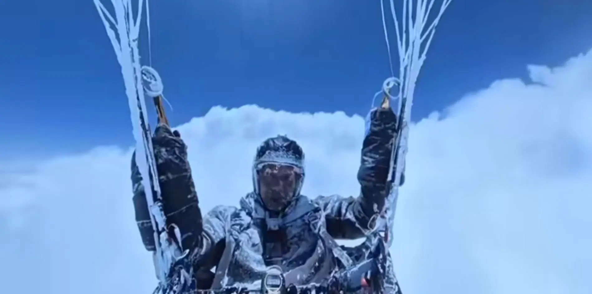 No Oxygen and Ice cover: Paragliding practitioner unveiled an accidental flight in China