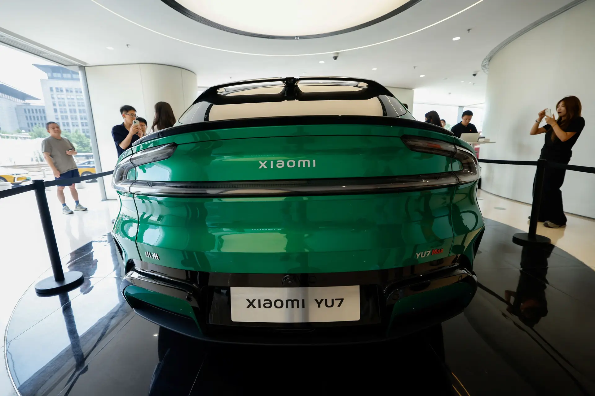 Novo carro desportivo da Xiaomi é visto como um forte rival ao modelo Y da Tesla