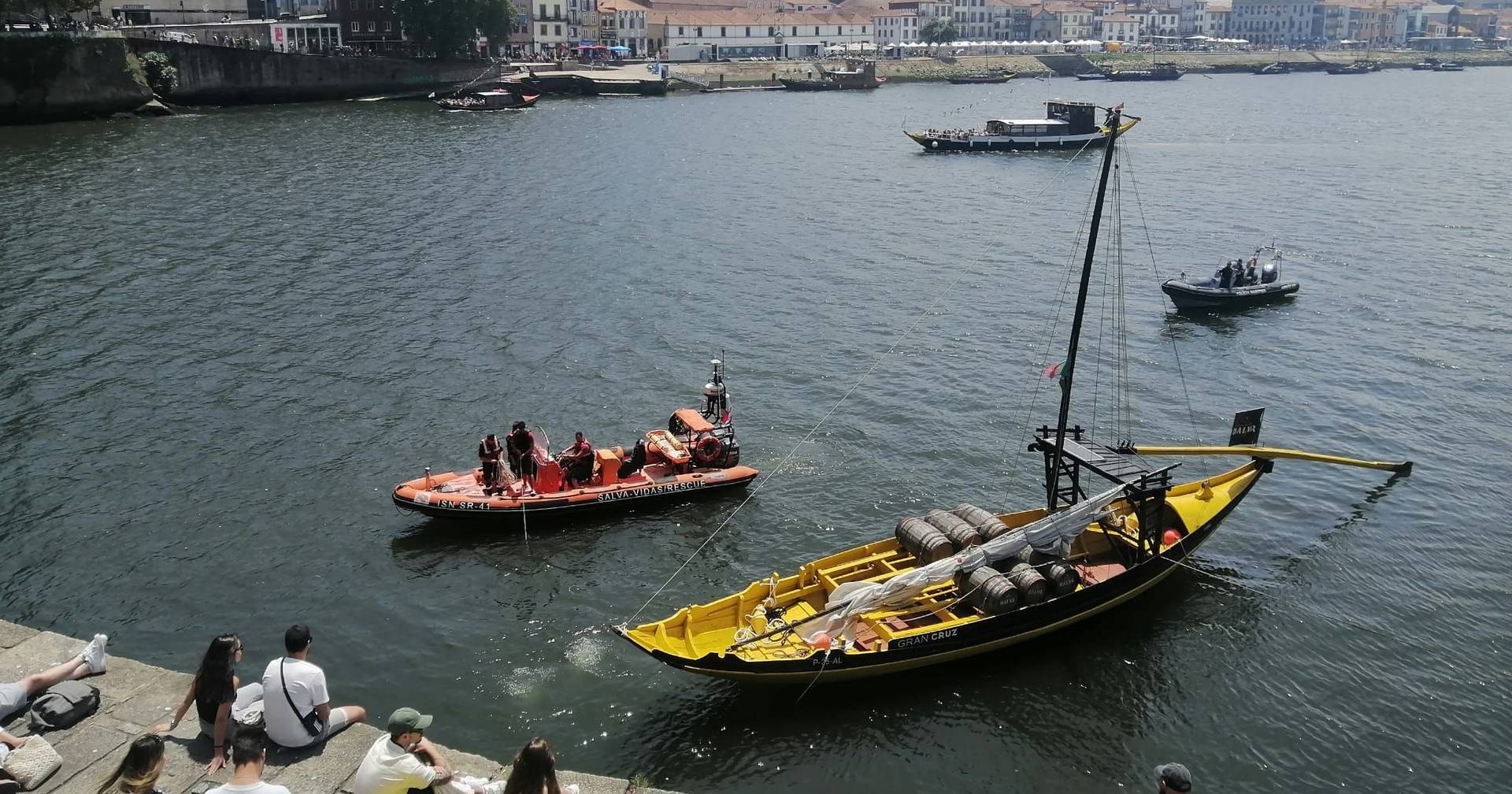 “Tragédia no Douro: Corpo de Jovem Desaparecido Surge Após Salto da Ponte Luiz I!” #ÚltimasNotícias #Portugal