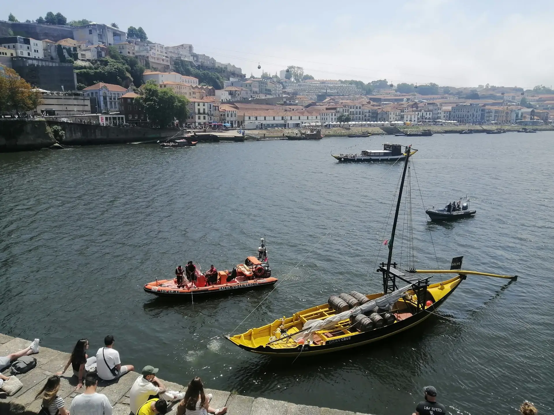 Buscas por jovem que saltou da ponte Luís I interrompidas pelas 21:00