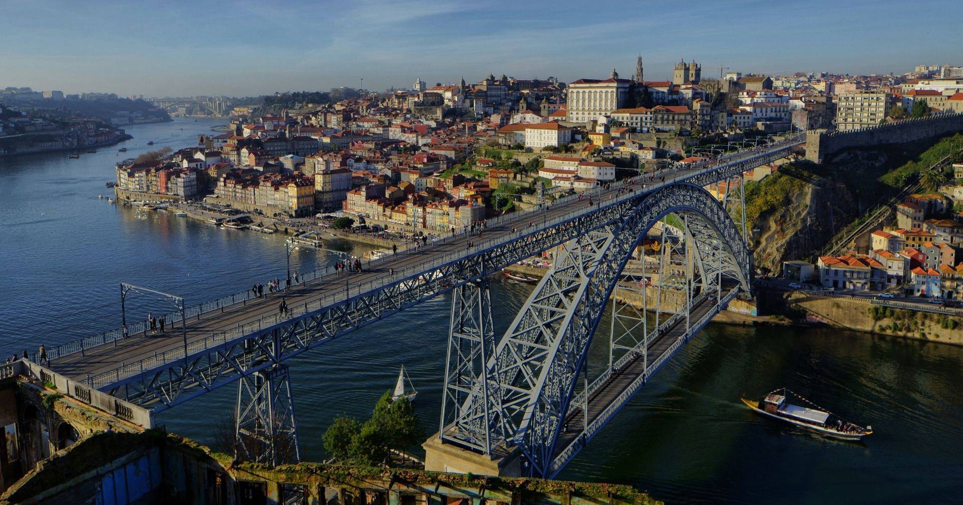 “Tragédia na Ponte Luís I: Jovem Sem Saber Nadar Faz Salto Fatal e é Arrastado pela Corrente!” #ÚltimasNotícias #Portugal