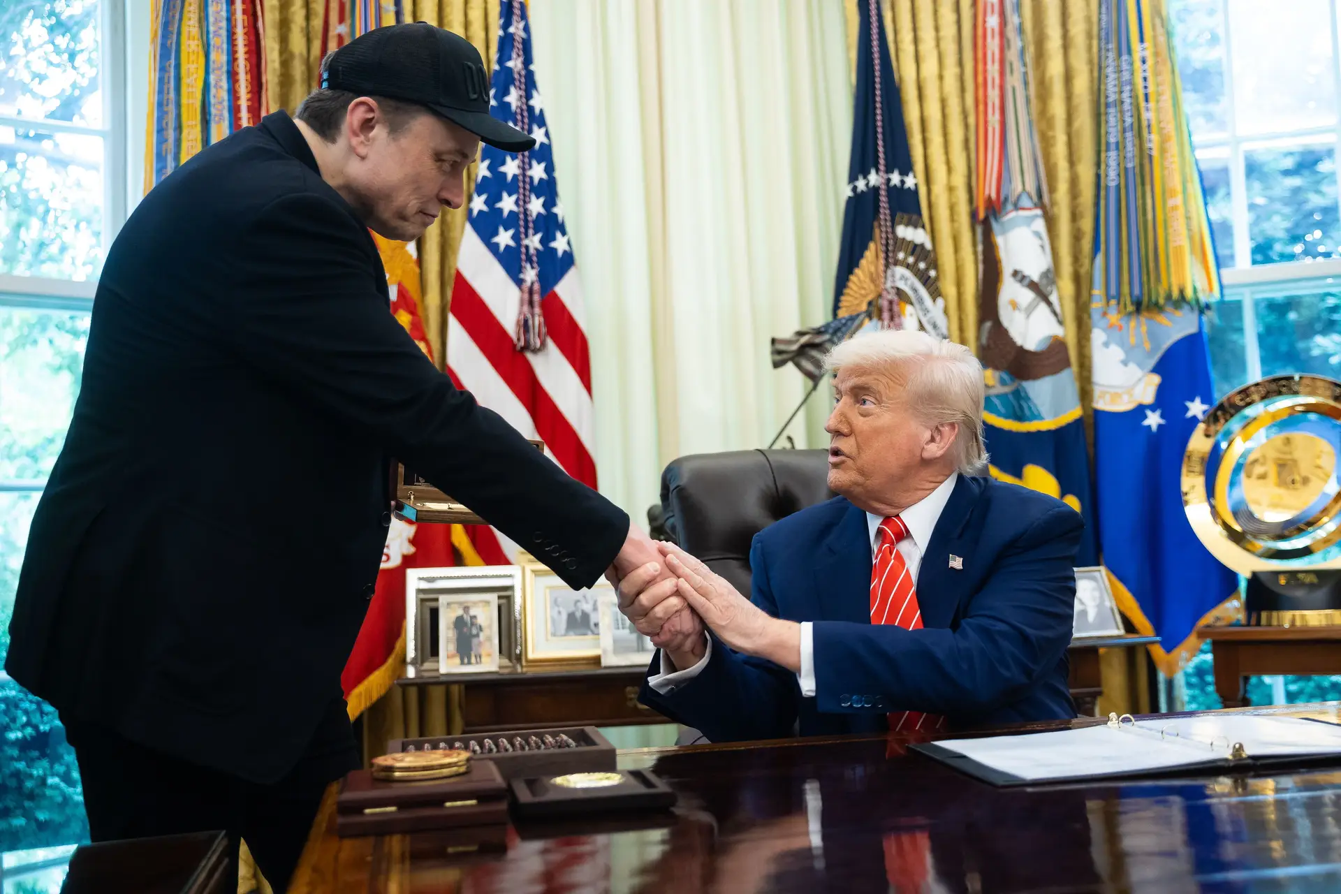 Trump e Musk em guerra nas redes sociais: críticas, acusações e uma porta aberta à reconciliação