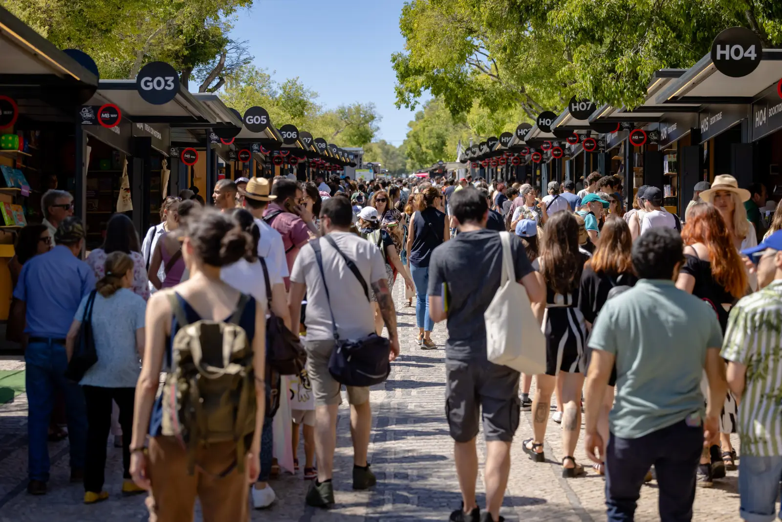 Guia Feira do Livro 2025: tudo o que precisa saber sobre a maior livraria a céu aberto do país