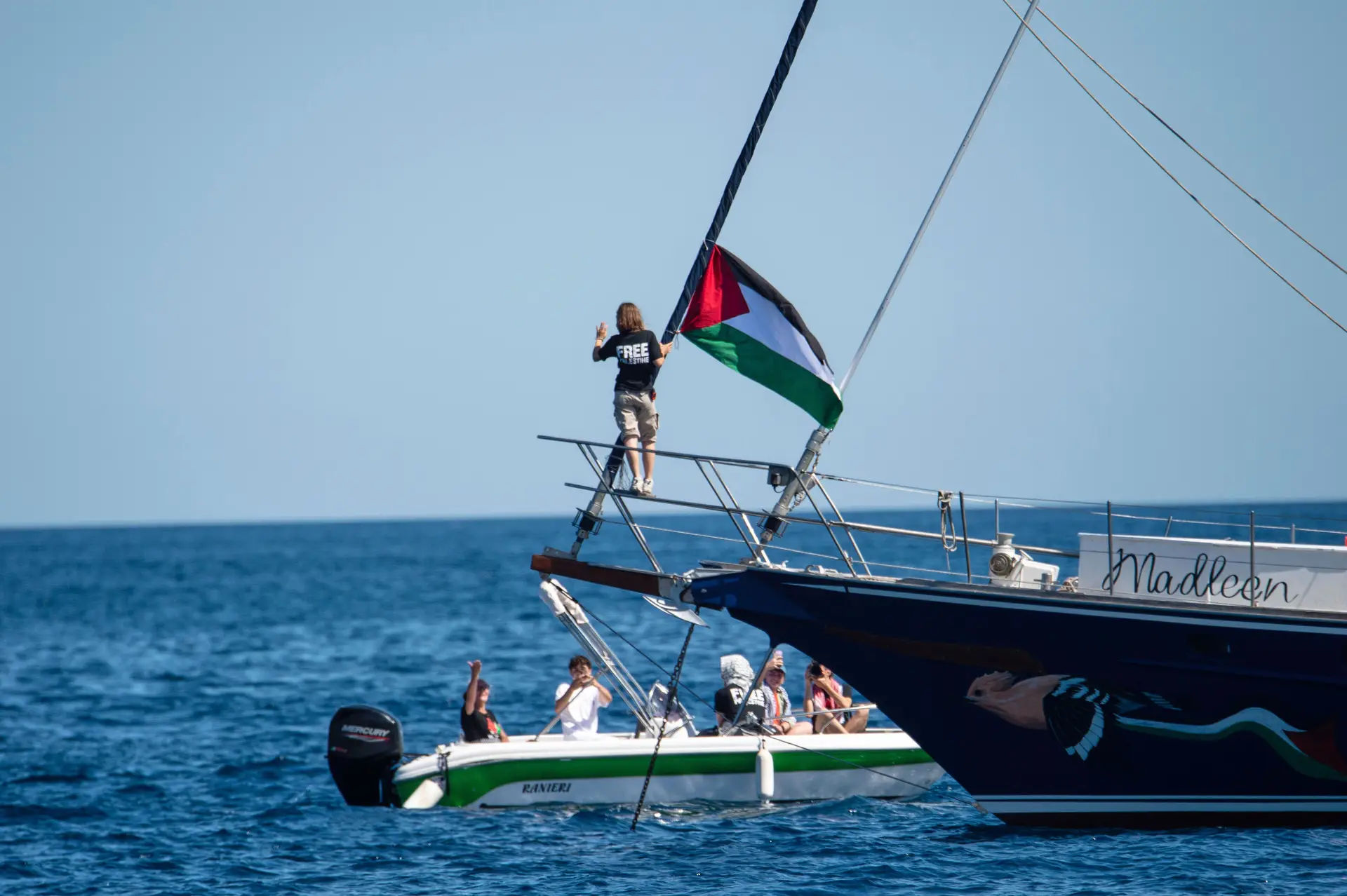 Israel desvia veleiro ativista com ajuda humanitária