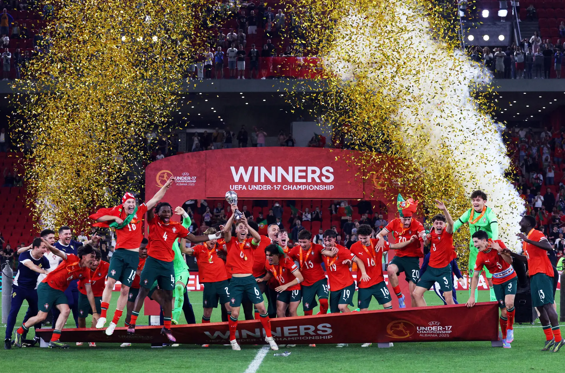 "Parabéns, campeões!": Montenegro e Marcelo enviam mensagem à Seleção de sub-17