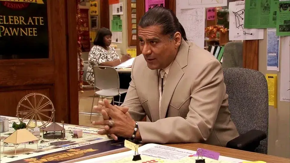 O ator e artista de voz Jonathan Joss no papel de Chefe Ken Hotate na série televisiva "Parks and Recreation".