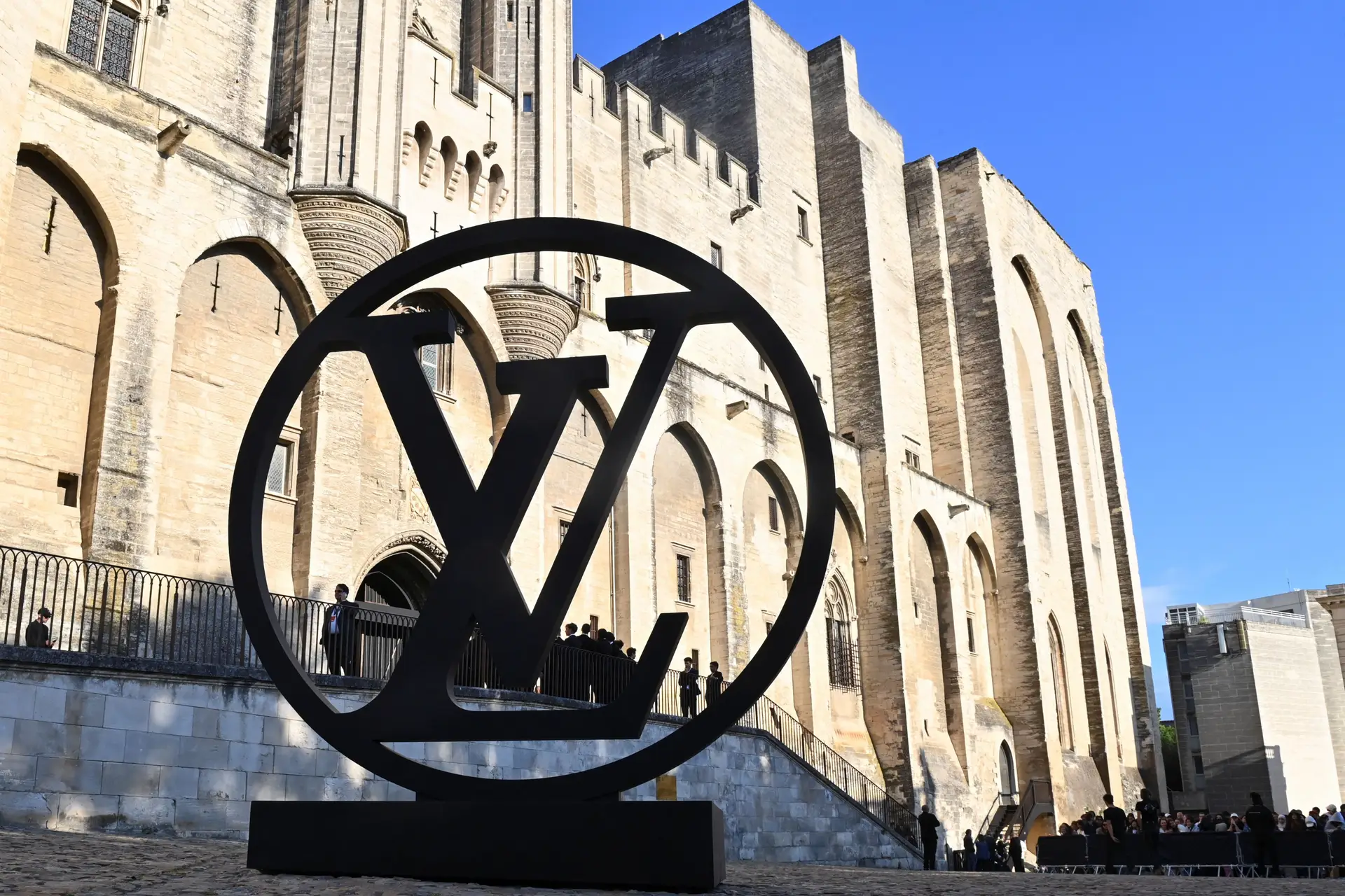 Louis Vuitton processa marca de licores portuguesa por semelhanças no logótipo