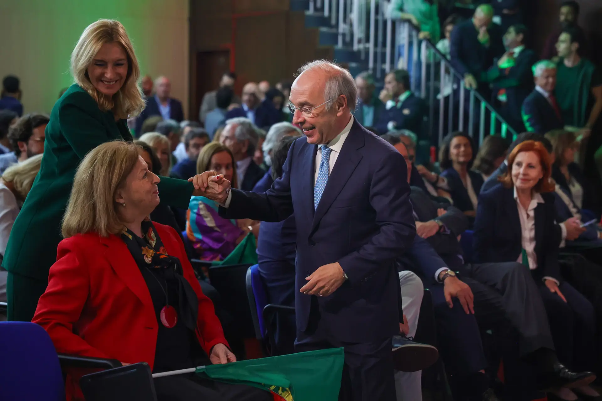 Luís Marques Mendes, ladeado por Leonor Beleza (E), cumprimenta a escritora Margarida Rebelo Pinto, durante a apresentação da Comissão de Honra da sua candidatura à Presidência da República na União de Associações do Comércio e Serviços, Lisboa, 03 de junho de 2025. 