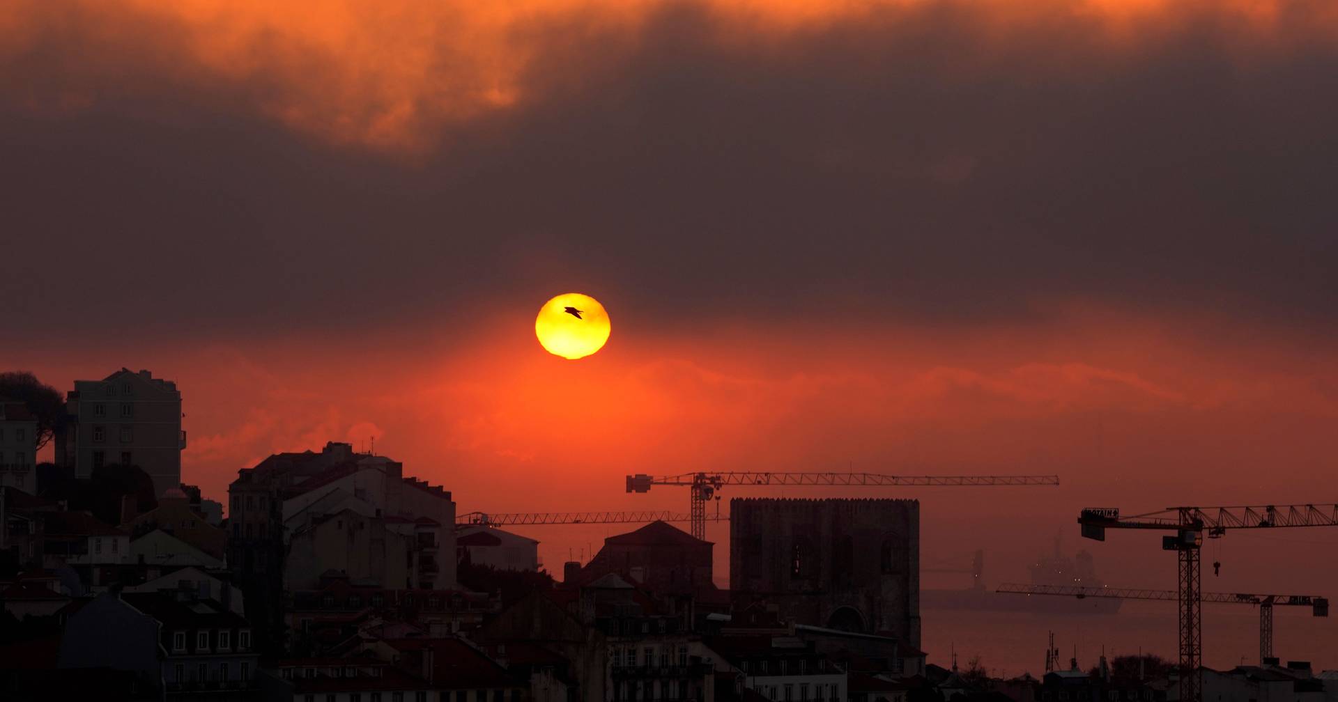 Mudanças no Tempo: Calor e Poeiras na Próxima Semana em Portugal Mudanças no Tempo: Calor e Poeiras na Próxima Semana em Portugal
