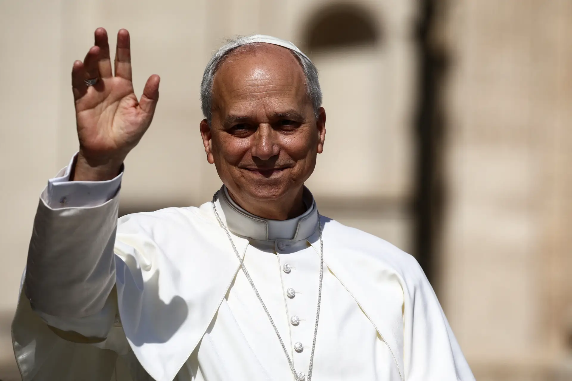 Papa afasta reforma em relação às mulheres e fiéis LGBT+ e reitera apoio à "família tradicional"