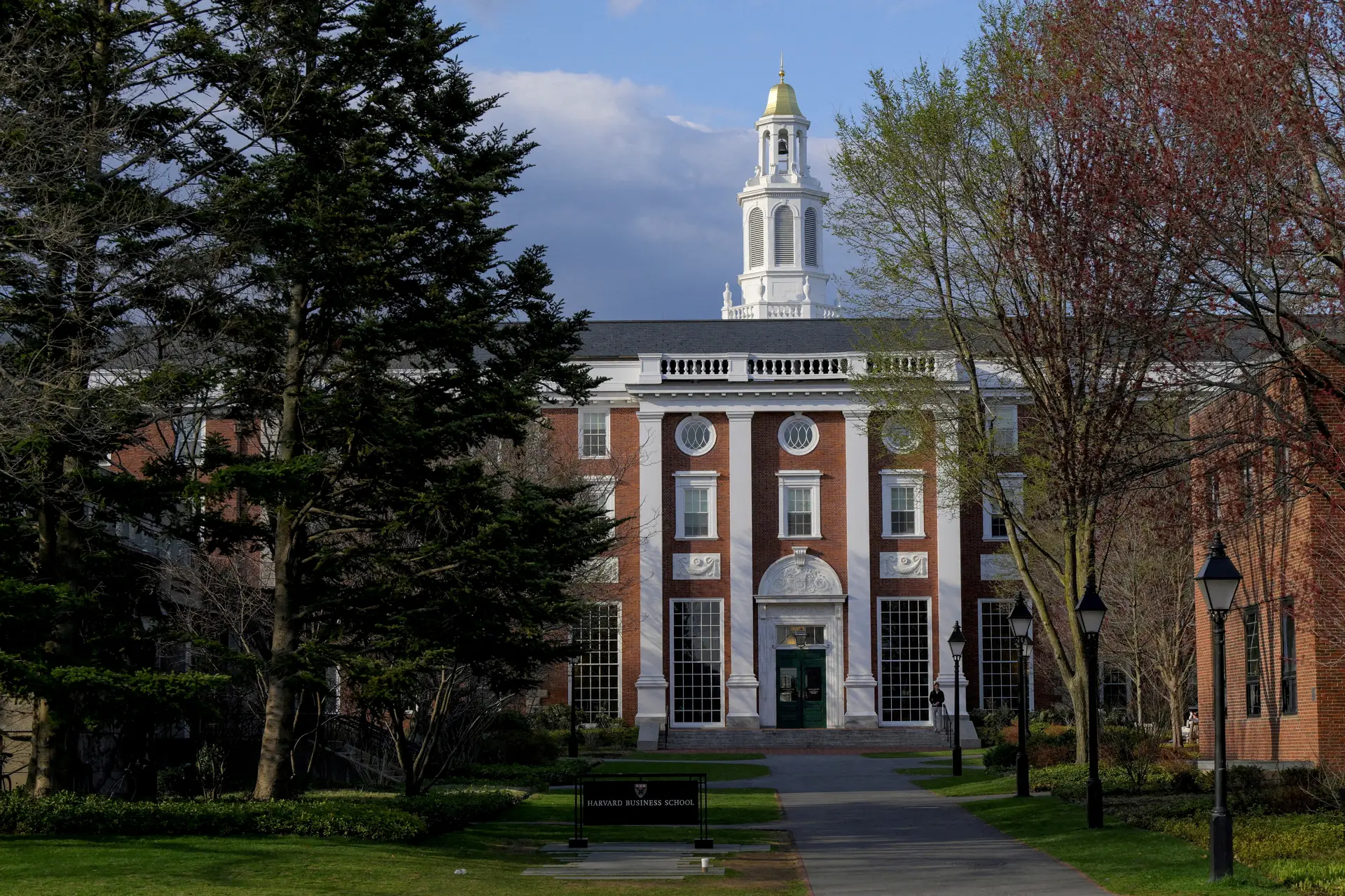 Guerra com Havard continua: Trump impede estudantes estrangeiros de entrar nos EUA  