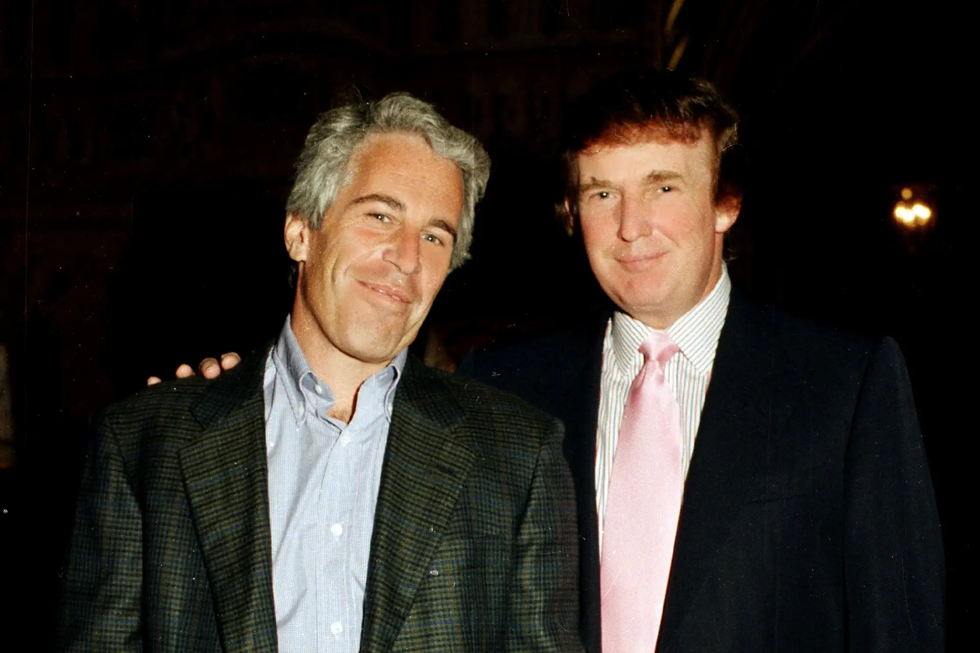 Jeffrey Epstein e Donald Trump na propriedade de Mar-a-Lago, em Palm Beach, na Florida, Estados Unidos, em 1997.
