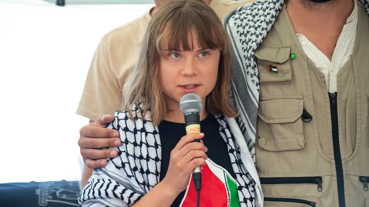 A ativista climática Greta Thunberg e outros ativistas de uma organização de direitos humanos encontram-se com jornalistas em Catânia, Itália, no domingo, 1 de junho de 2025, antes da sua partida para o Médio Oriente.