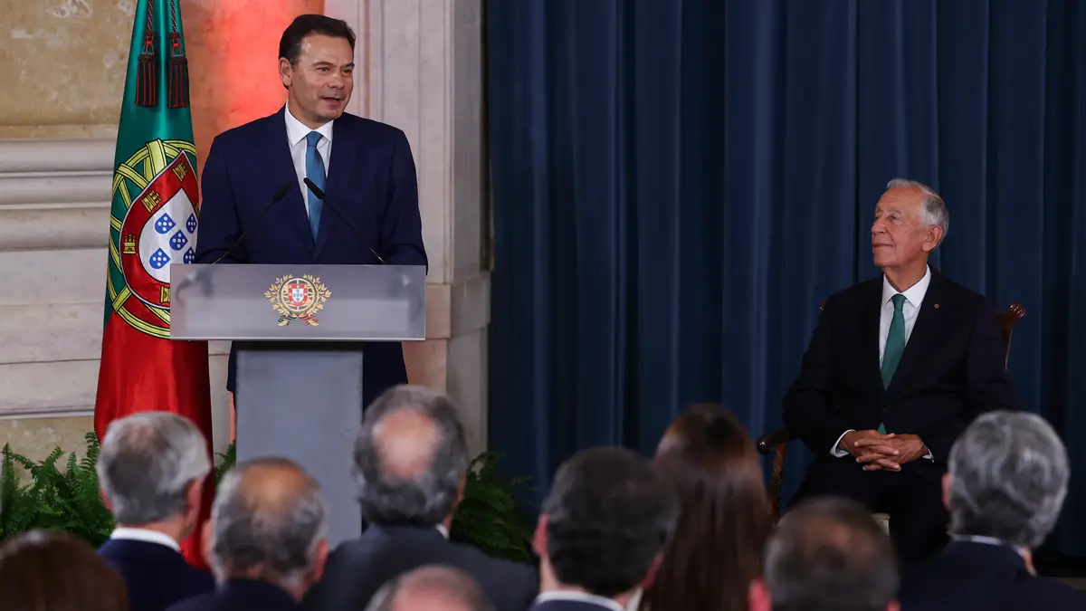 O Primeiro-Ministro Luís Montenegro (L), junto ao Presidente da República, Marcelo Rebelo de Sousa, discursa durante a cerimónia de tomada de posse do XXV Governo Constitucional, realizada no Palácio da Ajuda, em Lisboa, Portugal, 05 de junho de 2025.