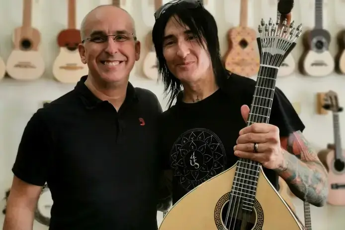 Il chitarrista di Guns N Rose Richard Fortus ha visitato il negozio di chitarra Porto vicino alla stazione di Sao Bento in città.