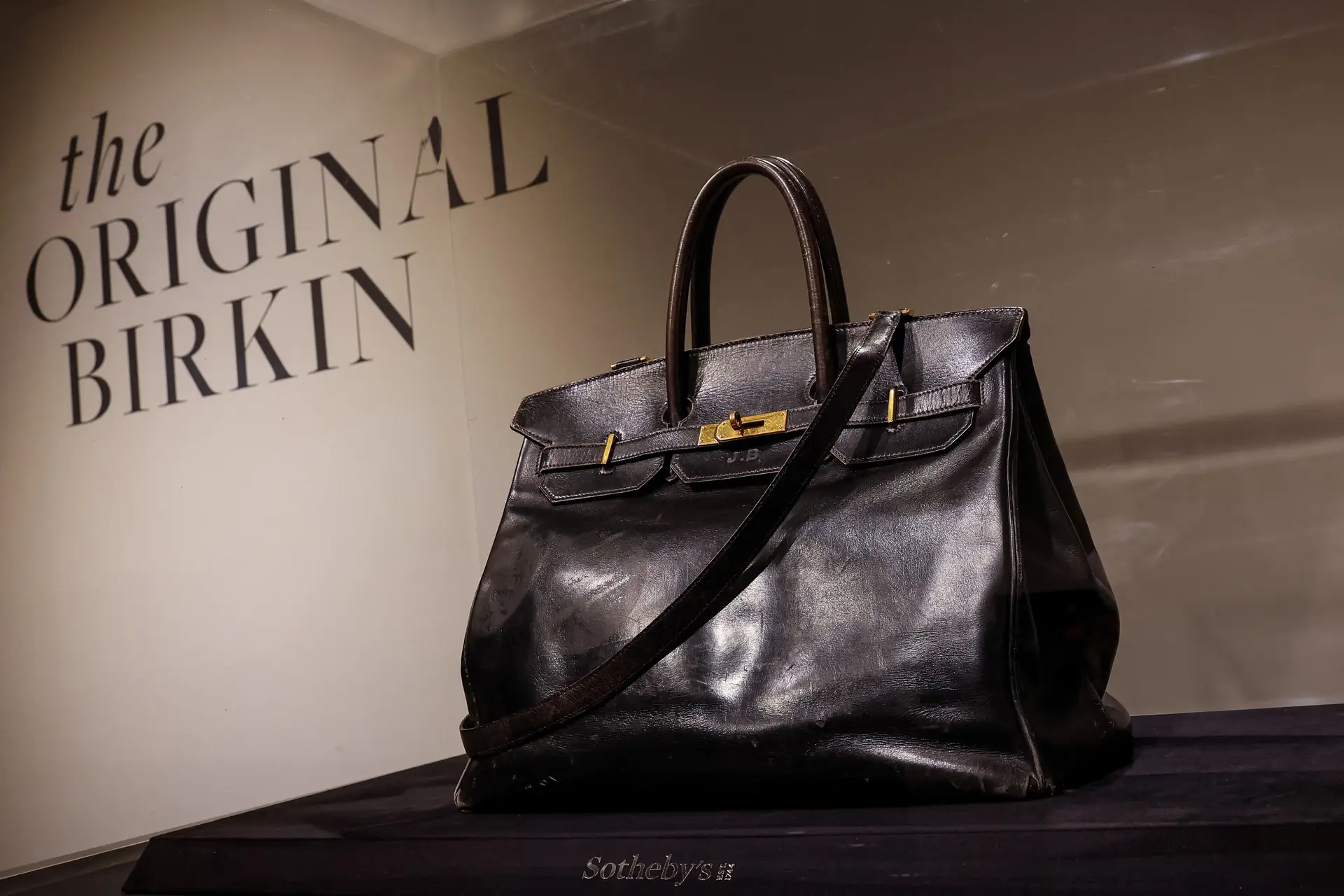 A Birkin original, a primeira criada pela Hermes para Jane Birkin em 1984, é exibida durante a antevisão de imprensa da Sotheby's Luxury Week Sale na Sotheby's Auctions em Nova Iorque, EUA, a 6 de junho de 2025.