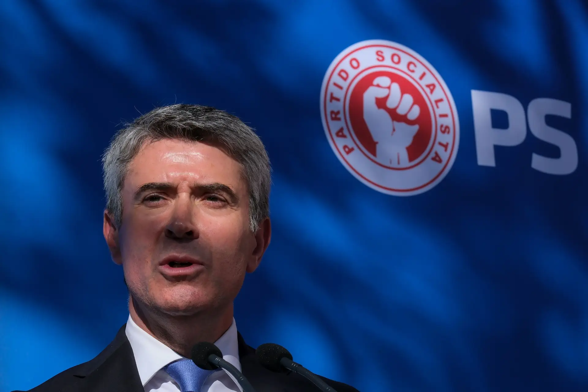 Militantes do PS começam a votar para eleger Carneiro como sucessor de Pedro Nuno