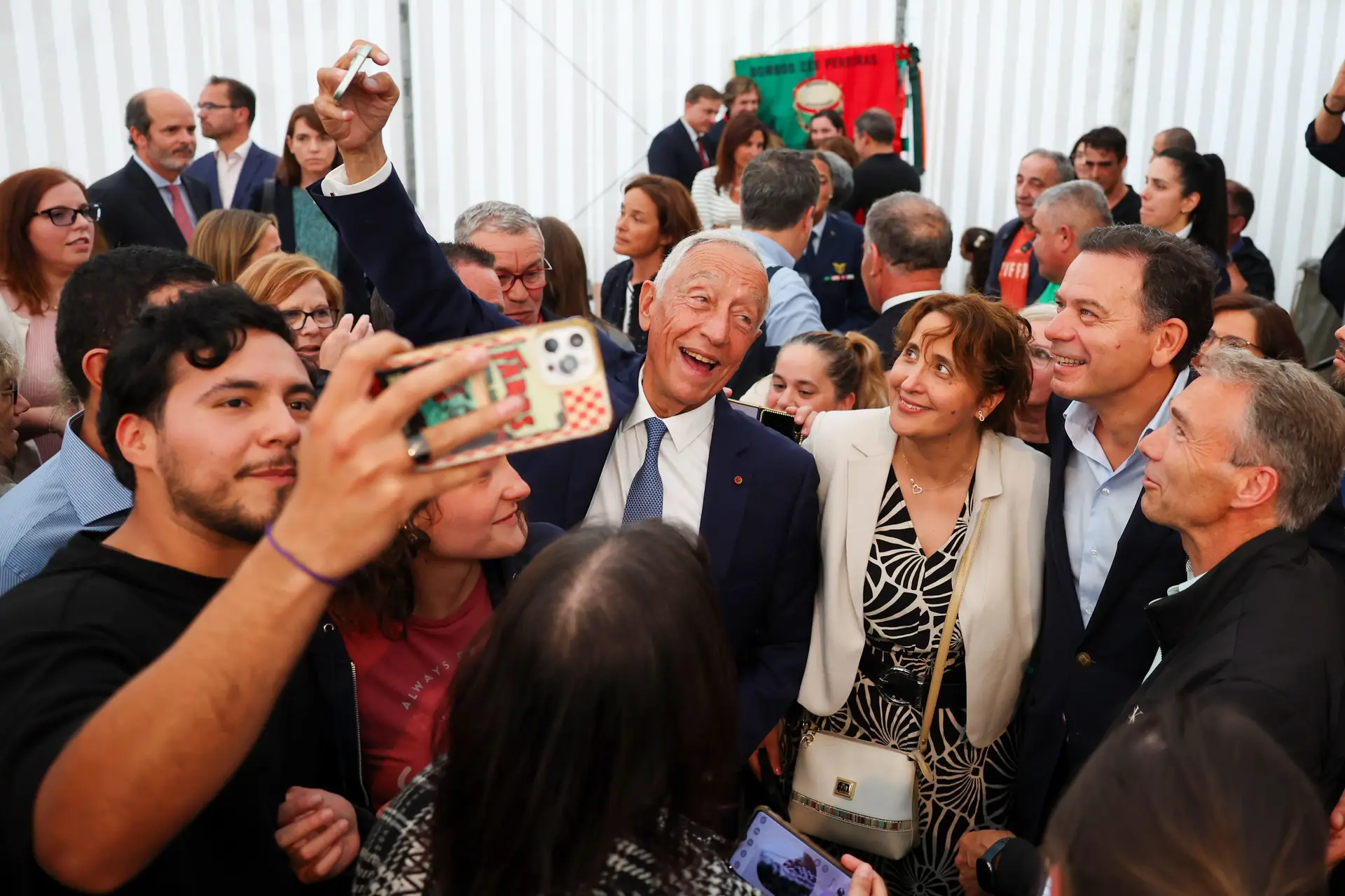 Marcelo diz que clima político em Portugal está "diferente" e vê "sinais positivos"