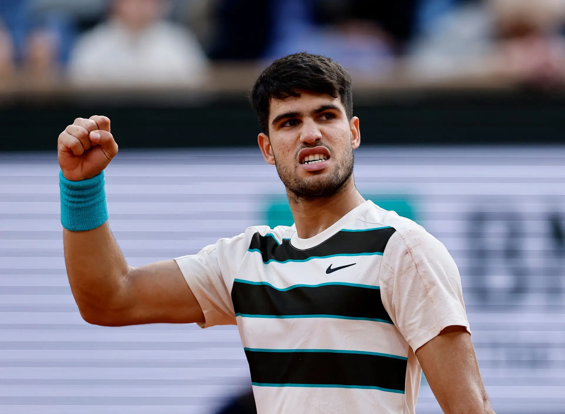Alcaraz bate Sinner em 'final de loucos' e conquista o Roland Garros