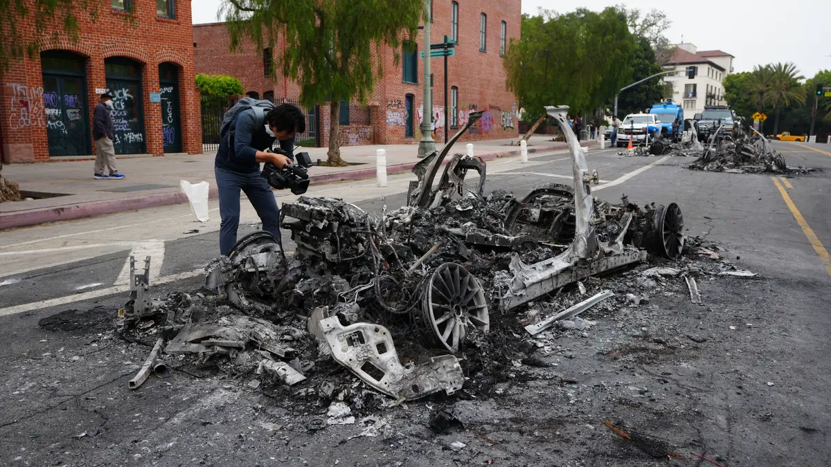 Carros queimados destruídos após uma noite de protestos no centro de Los Angeles, segunda-feira, 9 de junho de 2025. 