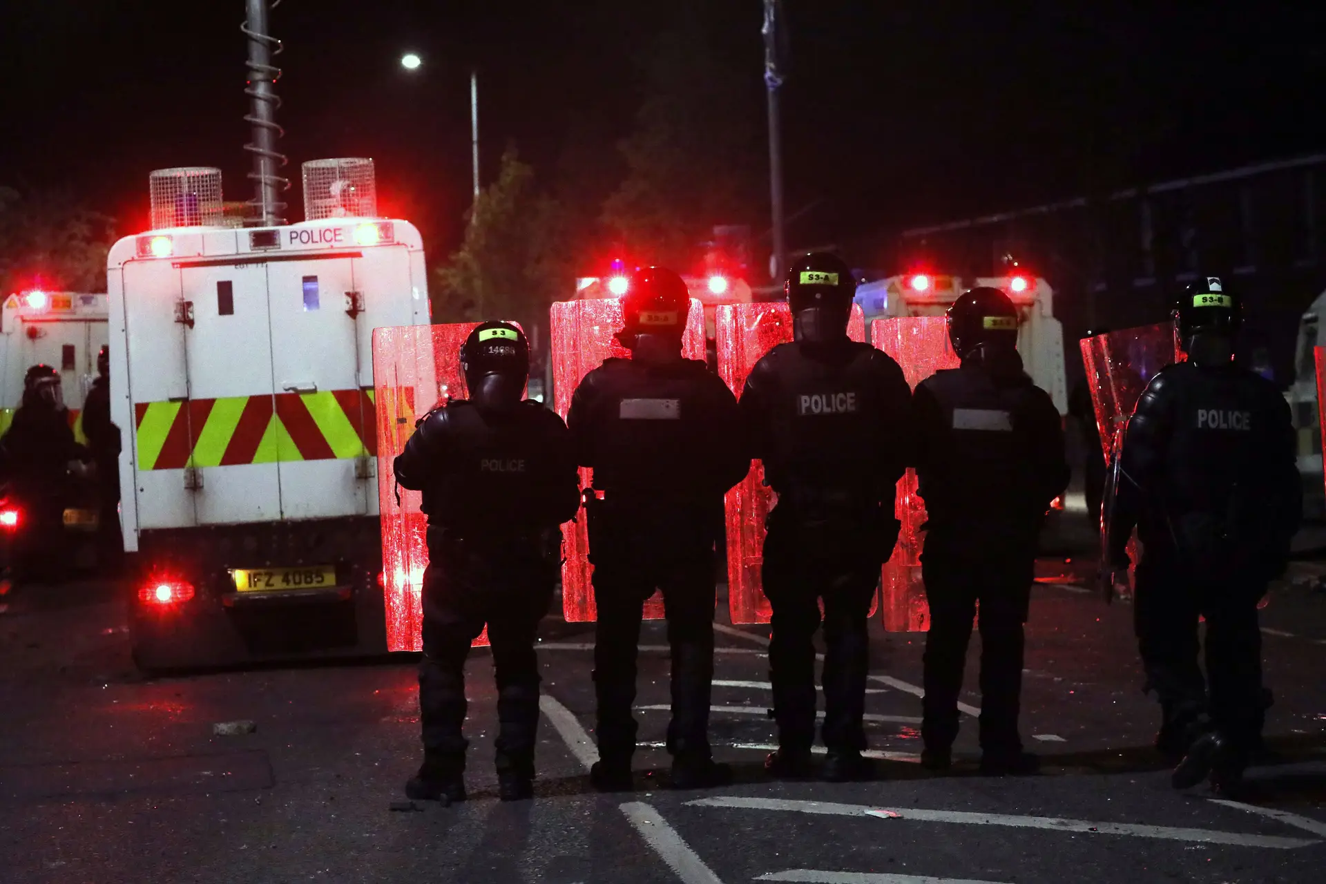 Violencia en Irlanda del Norte: manifestantes que queman casas y automóviles