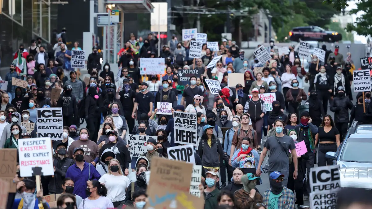 Manifestantes marcham durante um protesto contra as detenções federais de imigrantes, na quarta-feira, 11 de junho de 2025, em Seattle, nos Estados Unidos.